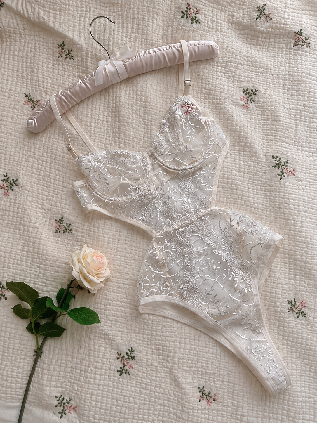 Çiçek İşlemeli Transparan Bodysuit