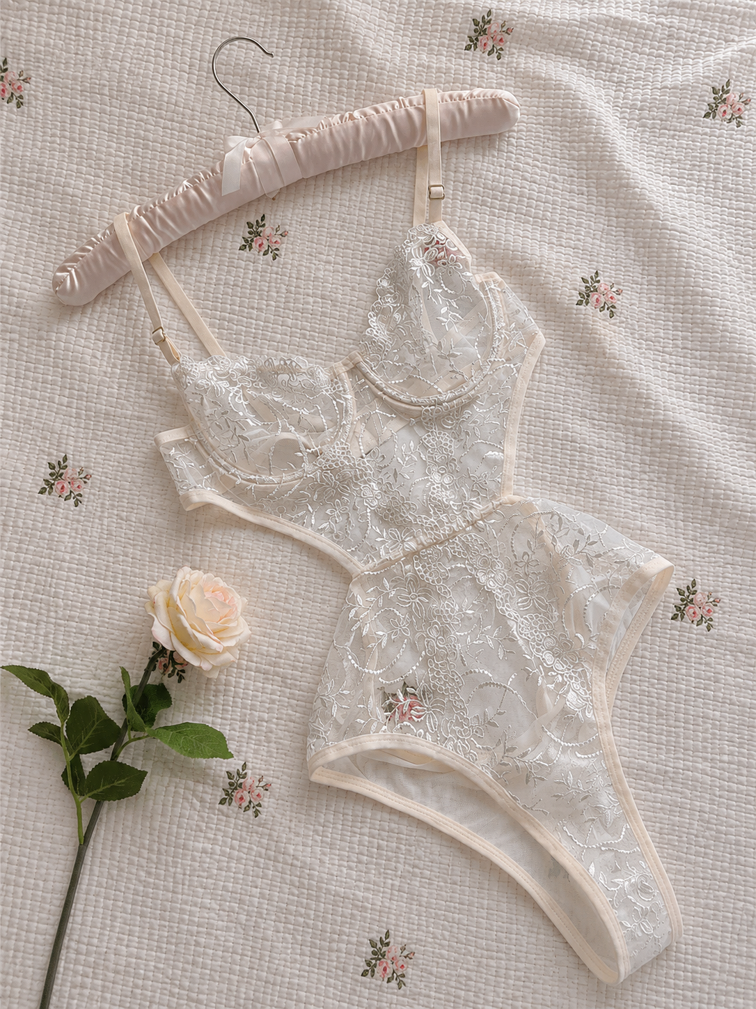 Çiçek İşlemeli Transparan Bodysuit