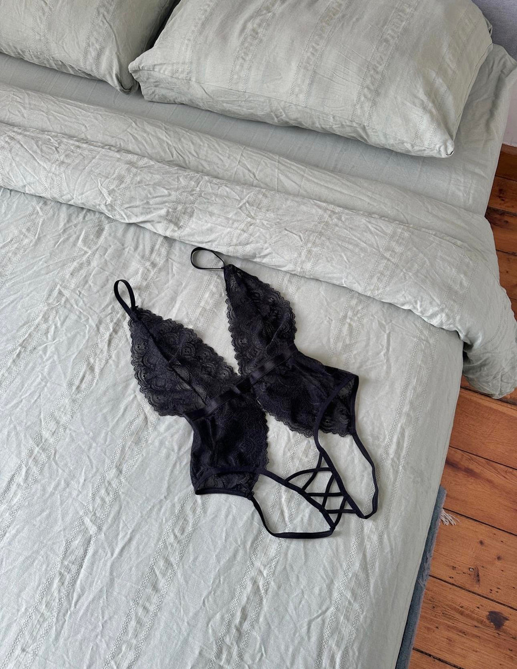 Siyah Dantel Detaylı Transparan Bodysuit