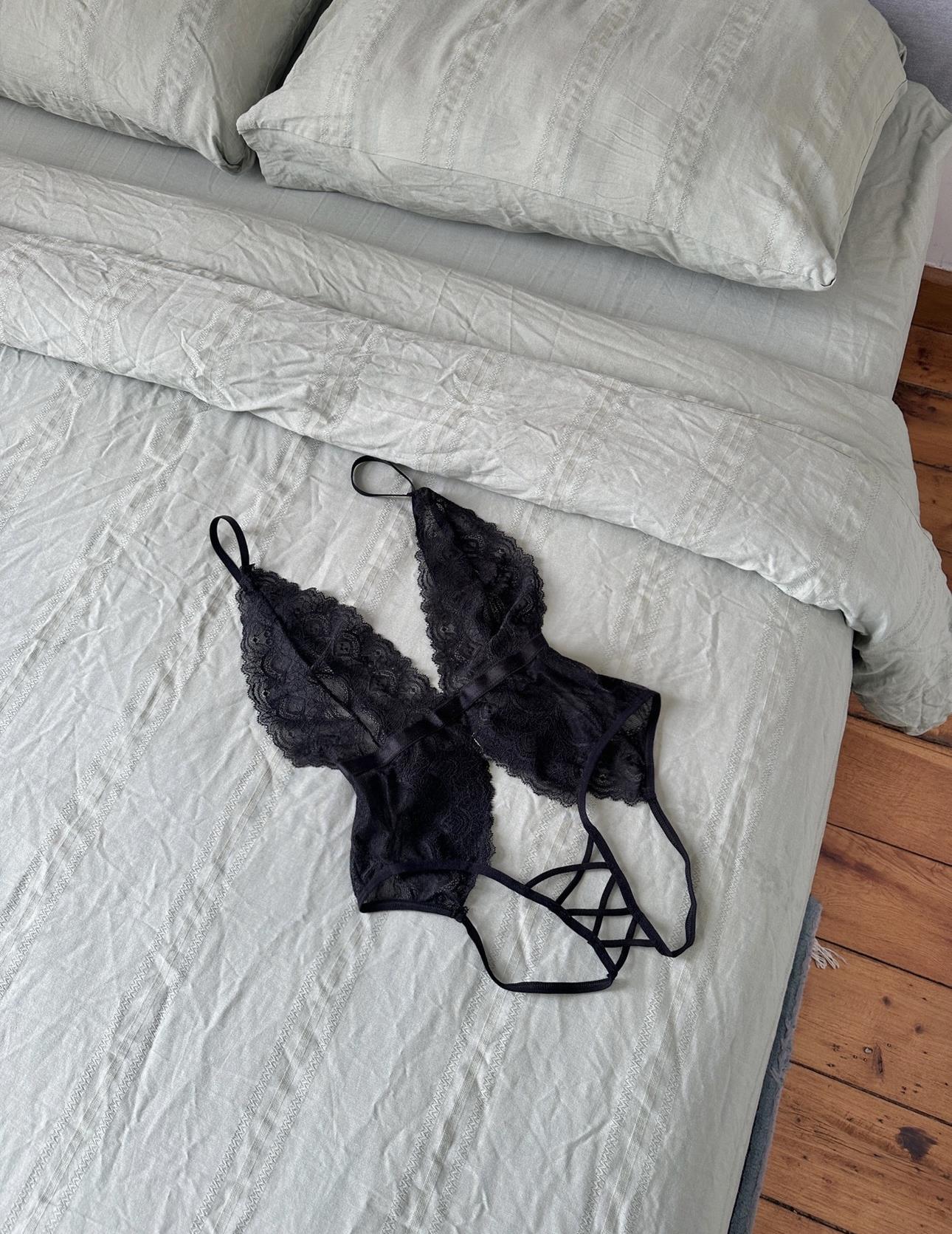 Siyah Dantel Detaylı Transparan Bodysuit
